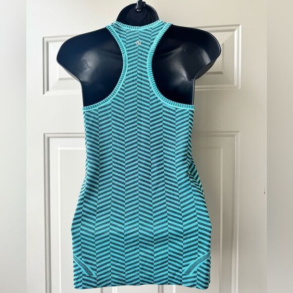 Lululemon Swiftly Tech Racerback Tank Heathered
Blue Tropics Zig Zag Print Sz4 - Picture 5 of 8